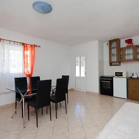 Apartment Elvira *