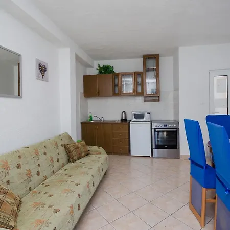 Apartment Elvira *