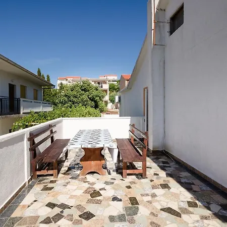 Elvira Apartman Lopar